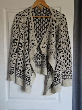 Beulah Style Cream and Black Patterned Knit Sweater w Gold Sparkles